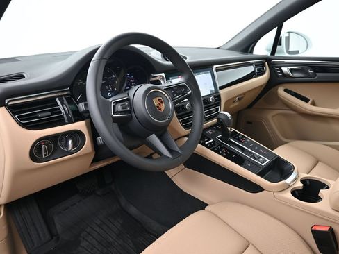 Certified 2026 Porsche Macan AWD/4WD image 4