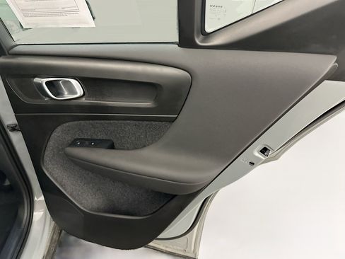 Used 2025 Volvo XC40 B5 Plus image 33