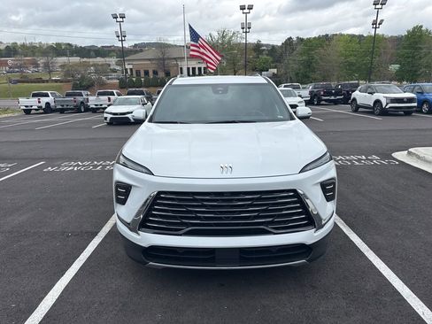 Used 2025 Buick Enclave Preferred image 3