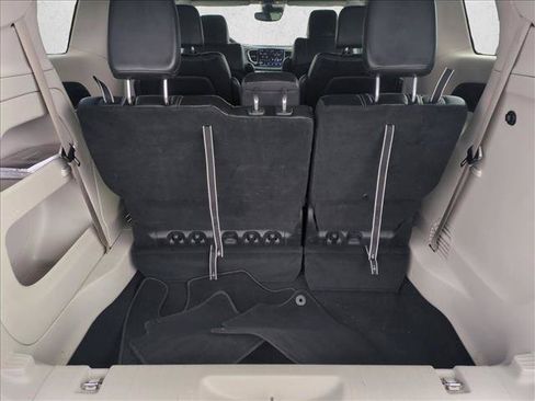 Used 2023 Chrysler Pacifica Touring-L FWD image 6