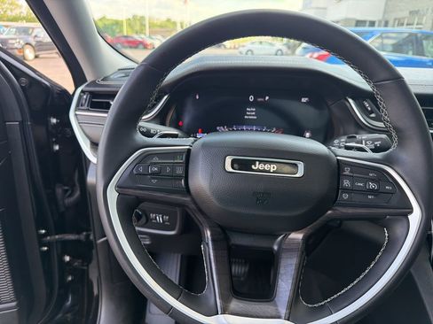 Used 2023 Jeep Grand Cherokee L Limited w/ Luxury Tech Group II AWD/4WD image 28