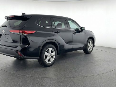 Used 2025 Toyota Highlander LE FWD image 9