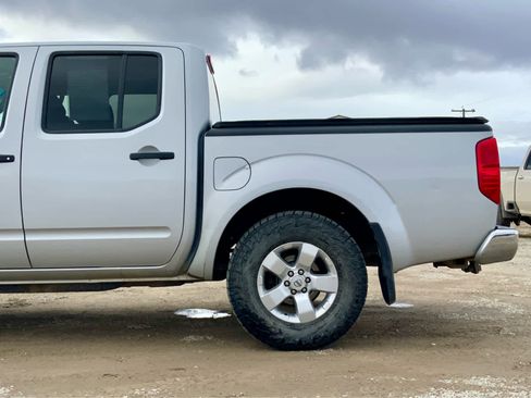 Used 2012 Nissan Frontier SV image 11