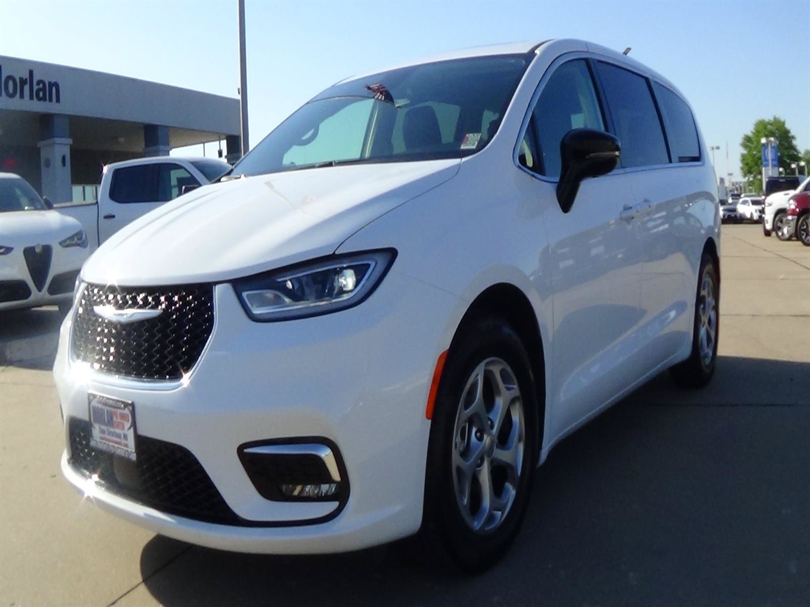Used 2026 Chrysler Pacifica Limited FWD image 2