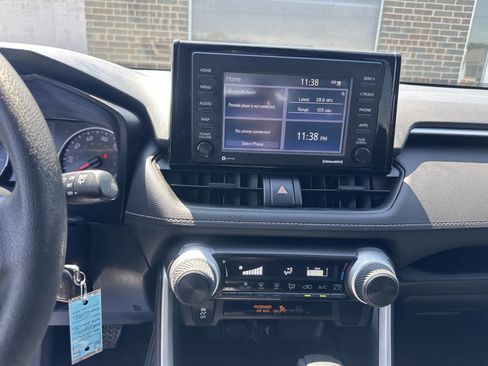 Used 2020 Toyota RAV4 LE FWD image 20