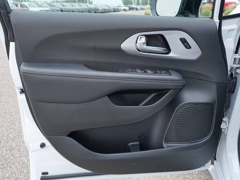 Used 2025 Chrysler Pacifica Limited FWD image 25