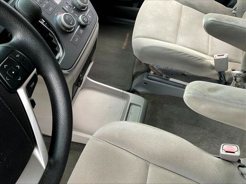Used 2017 Toyota Sienna L FWD image 15