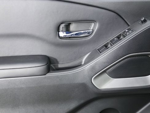 Used 2025 Nissan Frontier SV image 22