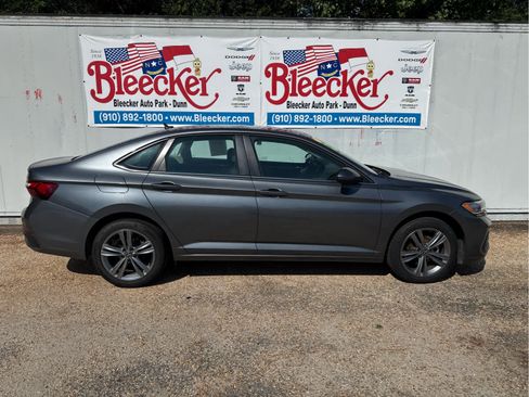 Used 2024 Volkswagen Jetta SE FWD image 2