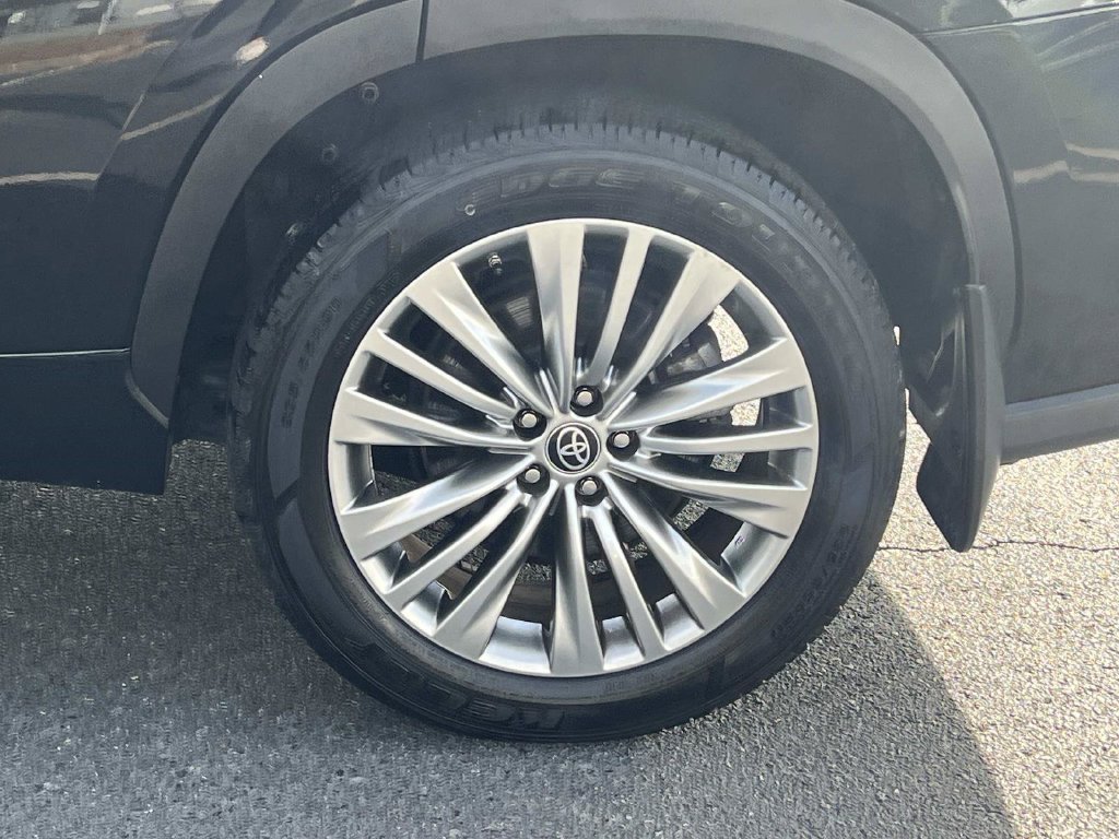 Used 2023 Toyota Highlander Platinum FWD image 13