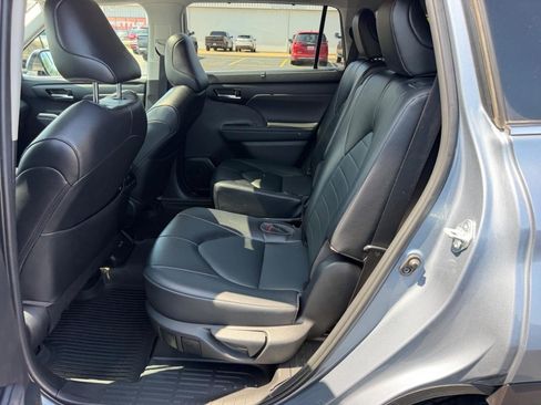 Used 2022 Toyota Highlander XLE FWD image 11