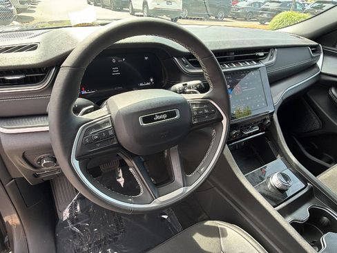 Used 2025 Jeep Grand Cherokee Altitude AWD/4WD image 24