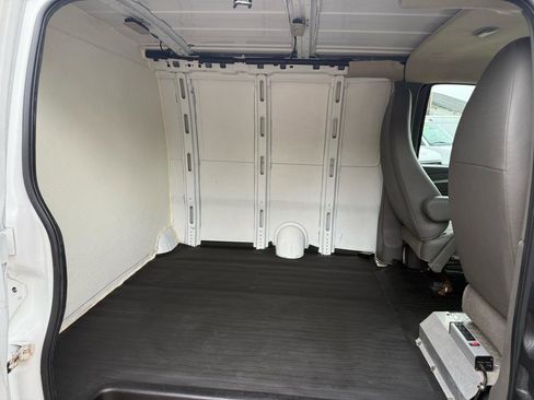 Used 2015 Chevrolet Express 2500 RWD image 10