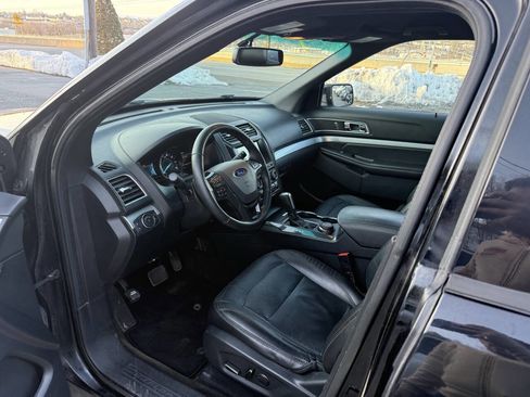 Used 2016 Ford Explorer XLT w/ Equipment Group 202A image 10