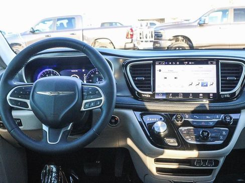 Used 2023 Chrysler Pacifica Touring-L AWD/4WD image 14