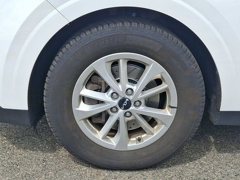 Used 2023 Kia Carnival LX FWD image 8