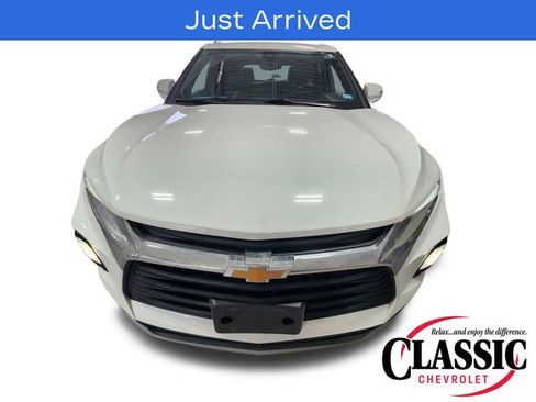 Used 2021 Chevrolet Blazer LT w/ Sound & Technology Package FWD image 3