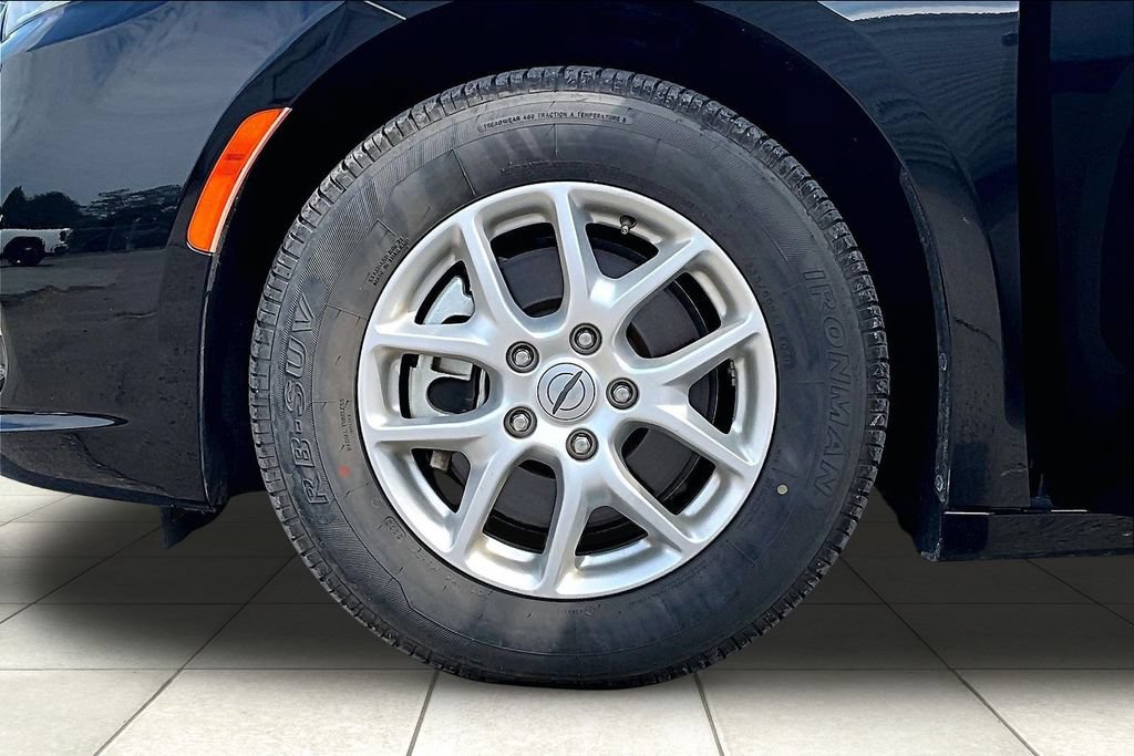 Used 2023 Chrysler Pacifica Touring-L FWD image 9