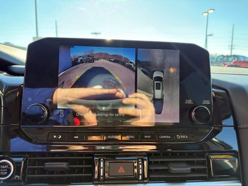 Used 2022 Nissan Pathfinder SL image 18