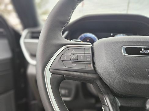 New 2025 Jeep Grand Cherokee Altitude image 28