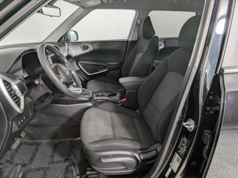 Used 2023 Kia Soul LX image 11