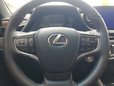 Used 2025 Lexus ES 300h w/ Premium Package FWD image 21