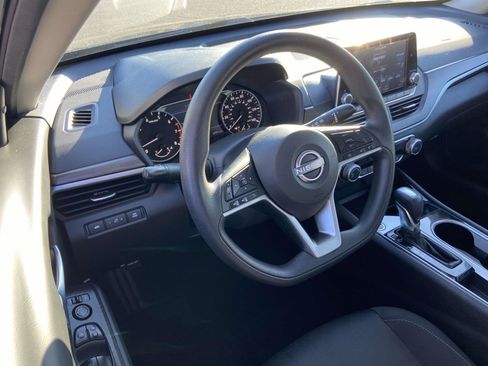 Used 2024 Nissan Altima 2.5 SV image 2