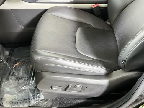 Used 2024 Kia Carnival EX image 19