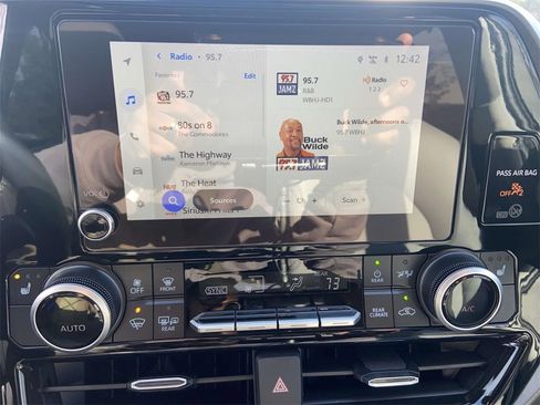 Used 2025 Toyota Highlander XLE image 23