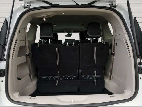 Used 2023 Chrysler Pacifica Touring-L FWD image 12