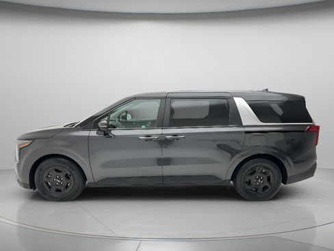 Used 2025 Kia Carnival FWD image 8