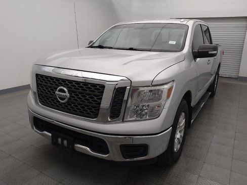 Used 2018 Nissan Titan SV image 15