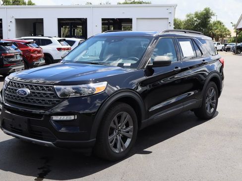 Used 2021 Ford Explorer XLT w/ Equipment Group 202A AWD/4WD image 5