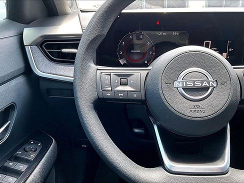 Used 2025 Nissan Kicks SV FWD image 16