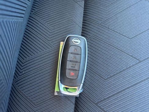 Used 2023 Nissan Versa SV image 5