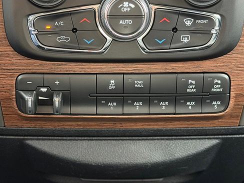 Used 2018 RAM 2500 Laramie w/ Snow Chief Group AWD/4WD image 13