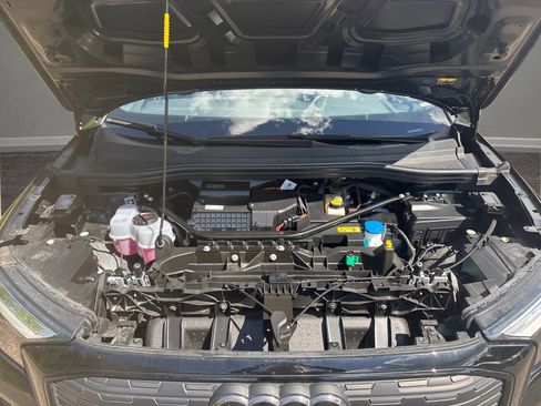 Used 2025 Audi Q4 e-tron Premium Plus image 32