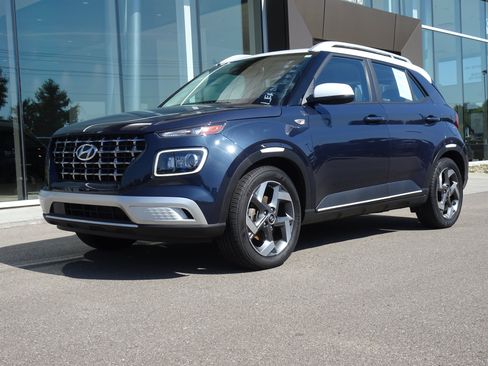 Used 2023 Hyundai Venue Limited FWD image 1