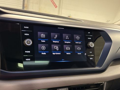Used 2023 Volkswagen Taos SE w/ Panoramic Sunroof Package FWD image 26