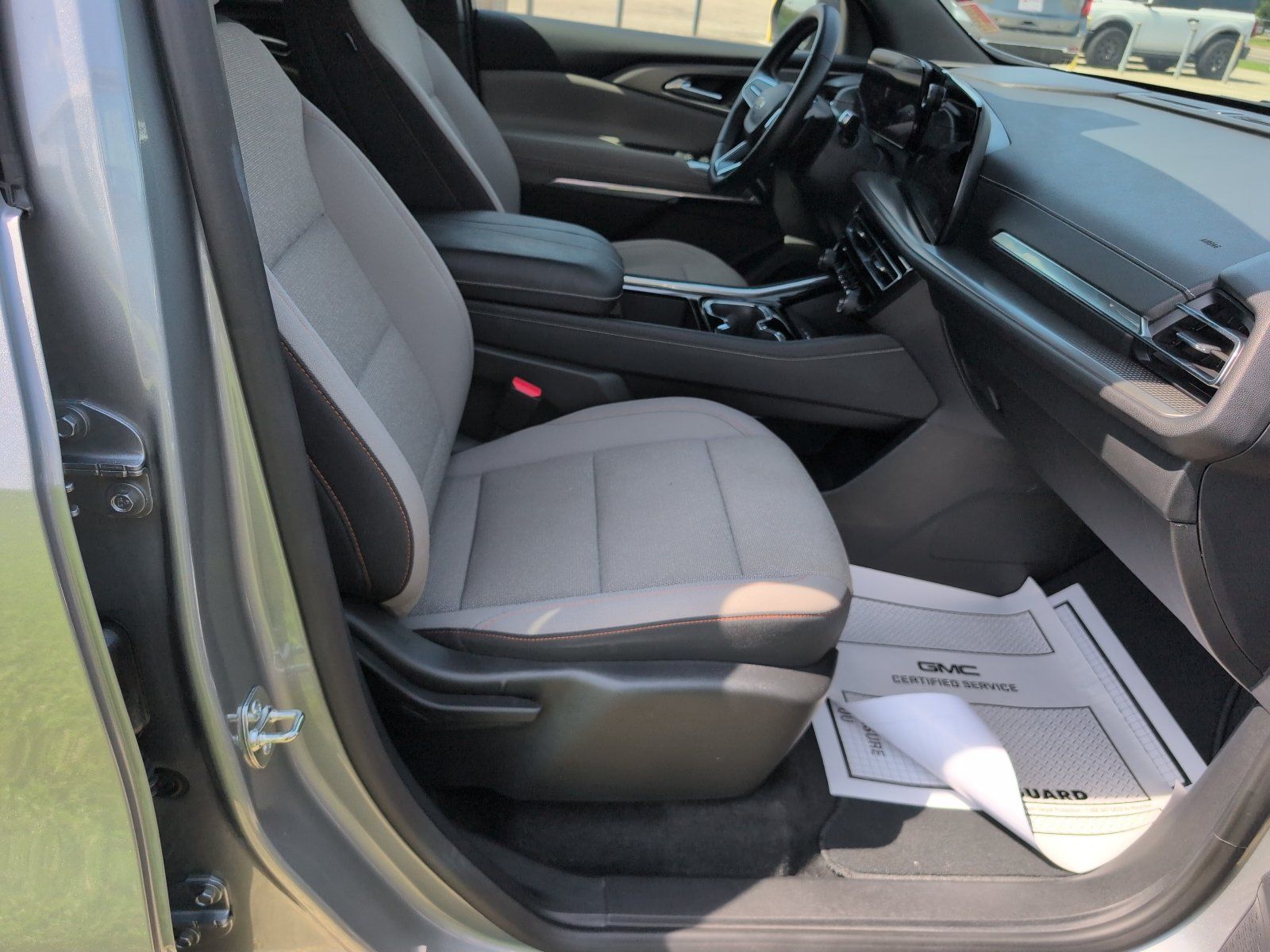 Used 2026 Chevrolet Traverse LT w/ Driver Confidence Package FWD image 8
