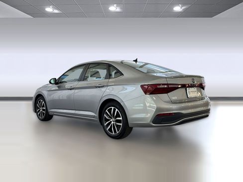 Used 2025 Volkswagen Jetta SE FWD image 3