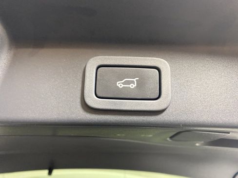 Used 2021 Jaguar F-PACE SVR image 30