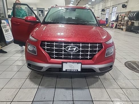 Used 2022 Hyundai Venue Limited image 2