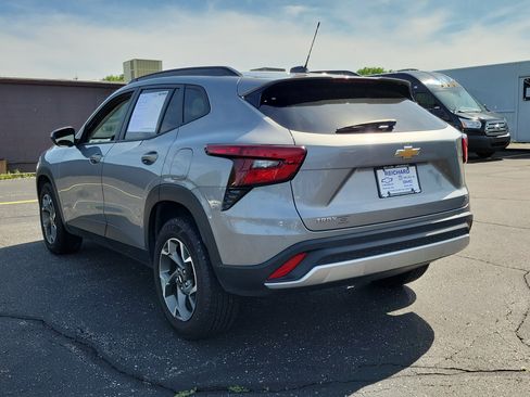 Used 2024 Chevrolet Trax LT w/ Sunroof Package FWD image 3