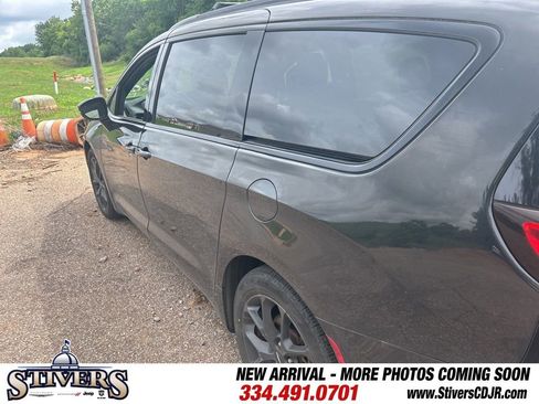 Used 2023 Chrysler Pacifica Limited w/ Uconnect Theater Family Group FWD image 5