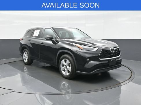Used 2023 Toyota Highlander LE FWD image 1