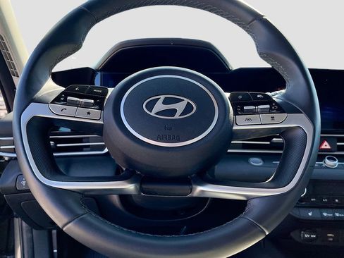 Used 2025 Hyundai Elantra Limited image 11