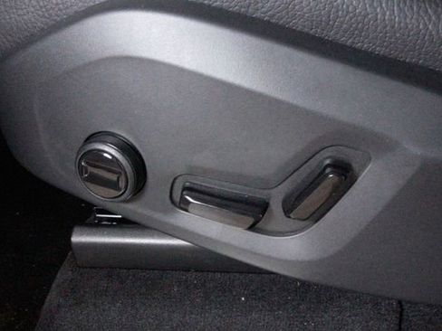 Certified 2025 Volvo XC90 B6 Plus w/ Protection Package Premier image 18