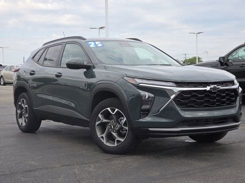 Used 2025 Chevrolet Trax LT w/ Driver Confidence Package FWD image 2