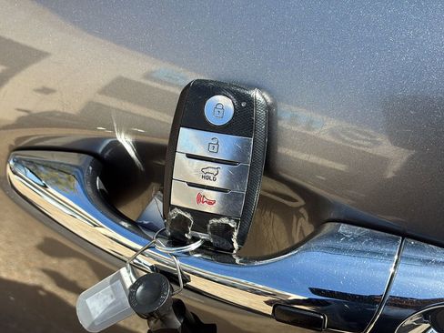 Used 2016 Kia Sorento SX image 1